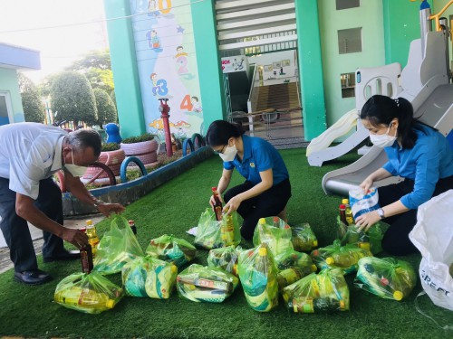Công đoàn viên trường Mầm non Tuổi Xanh tặng quà cho các hoàn cảnh khó khăn do ảnh hưởng dịch Covid trên địa bàn phường Chánh Nghĩa
